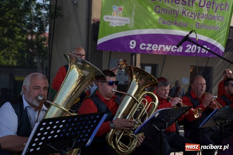 Zdjęcie w galerii na portalu naszraciborz.pl: Jest w orkiestrach dętych wielka siła. Przemarsz przez Tworków [WIDEO]  wiadomości z regionu