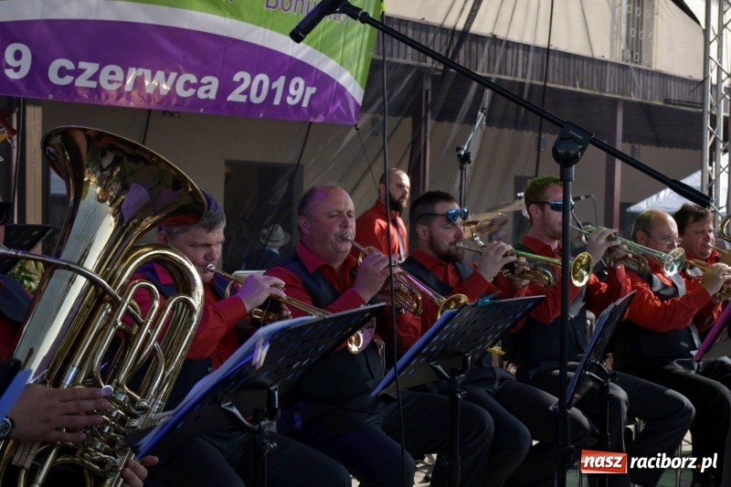 Zdjęcie w galerii na portalu naszraciborz.pl: Jest w orkiestrach dętych wielka siła. Przemarsz przez Tworków [WIDEO]  wiadomości z regionu