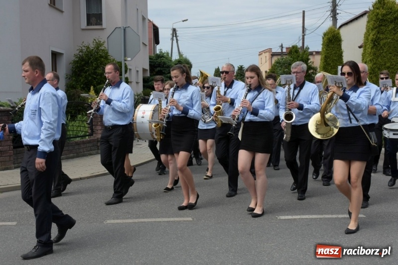 Zdjęcie w galerii na portalu naszraciborz.pl: Jest w orkiestrach dętych wielka siła. Przemarsz przez Tworków [WIDEO]  wiadomości z regionu