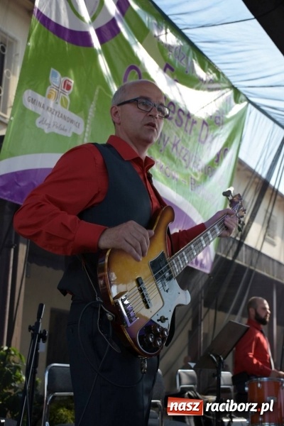 Zdjęcie w galerii na portalu naszraciborz.pl: Jest w orkiestrach dętych wielka siła. Przemarsz przez Tworków [WIDEO]  wiadomości z regionu