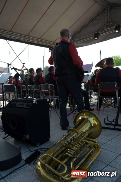 Zdjęcie w galerii na portalu naszraciborz.pl: Jest w orkiestrach dętych wielka siła. Przemarsz przez Tworków [WIDEO]  wiadomości z regionu