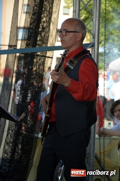 Zdjęcie w galerii na portalu naszraciborz.pl: Jest w orkiestrach dętych wielka siła. Przemarsz przez Tworków [WIDEO]  wiadomości z regionu