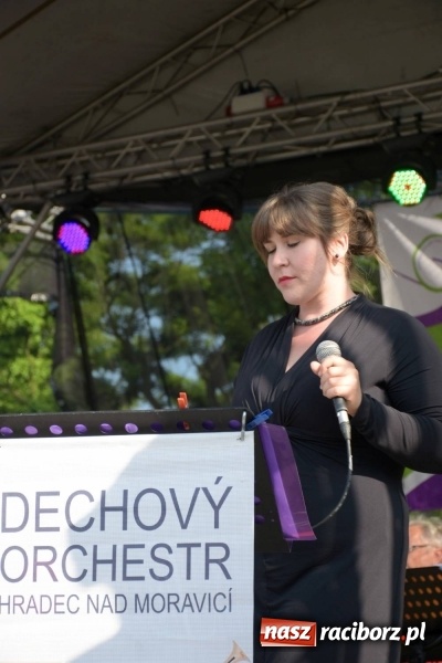 Zdjęcie w galerii na portalu naszraciborz.pl: Jest w orkiestrach dętych wielka siła. Przemarsz przez Tworków [WIDEO]  wiadomości z regionu