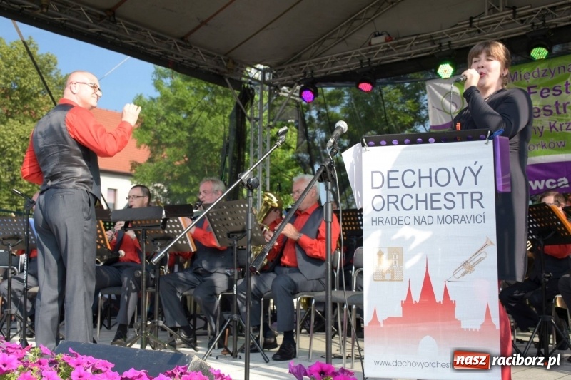 Zdjęcie w galerii na portalu naszraciborz.pl: Jest w orkiestrach dętych wielka siła. Przemarsz przez Tworków [WIDEO]  wiadomości z regionu