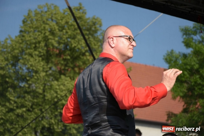 Zdjęcie w galerii na portalu naszraciborz.pl: Jest w orkiestrach dętych wielka siła. Przemarsz przez Tworków [WIDEO]  wiadomości z regionu