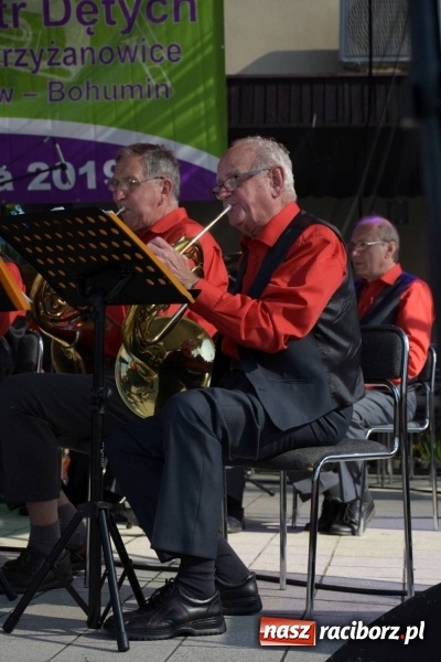 Zdjęcie w galerii na portalu naszraciborz.pl: Jest w orkiestrach dętych wielka siła. Przemarsz przez Tworków [WIDEO]  wiadomości z regionu