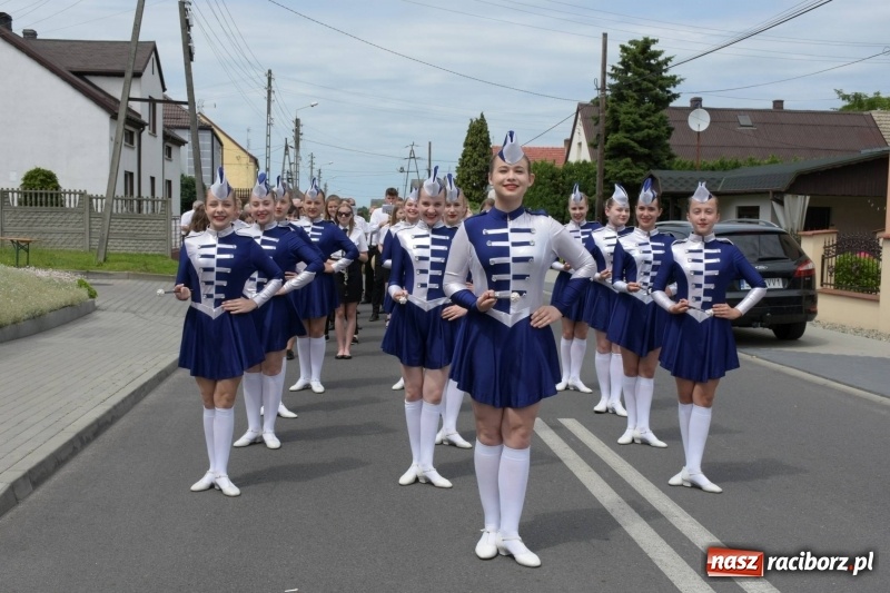 Zdjęcie w galerii na portalu naszraciborz.pl: Jest w orkiestrach dętych wielka siła. Przemarsz przez Tworków [WIDEO]  wiadomości z regionu