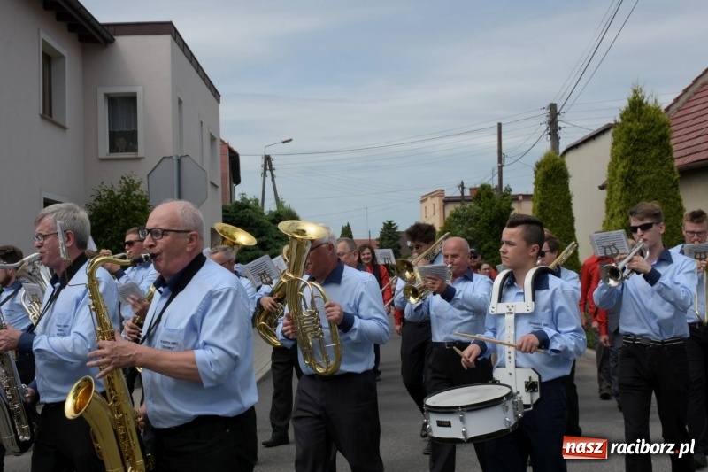 Zdjęcie w galerii na portalu naszraciborz.pl: Jest w orkiestrach dętych wielka siła. Przemarsz przez Tworków [WIDEO]  wiadomości z regionu