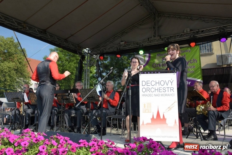 Zdjęcie w galerii na portalu naszraciborz.pl: Jest w orkiestrach dętych wielka siła. Przemarsz przez Tworków [WIDEO]  wiadomości z regionu
