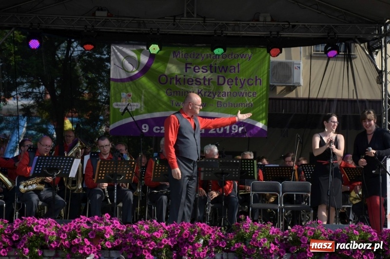 Zdjęcie w galerii na portalu naszraciborz.pl: Jest w orkiestrach dętych wielka siła. Przemarsz przez Tworków [WIDEO]  wiadomości z regionu