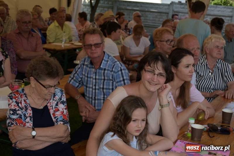 Zdjęcie w galerii na portalu naszraciborz.pl: Jest w orkiestrach dętych wielka siła. Przemarsz przez Tworków [WIDEO]  wiadomości z regionu