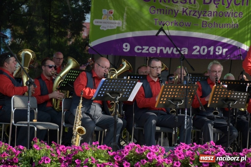 Zdjęcie w galerii na portalu naszraciborz.pl: Jest w orkiestrach dętych wielka siła. Przemarsz przez Tworków [WIDEO]  wiadomości z regionu