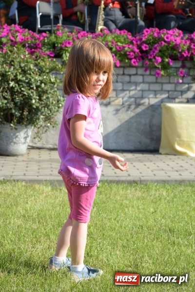 Zdjęcie w galerii na portalu naszraciborz.pl: Jest w orkiestrach dętych wielka siła. Przemarsz przez Tworków [WIDEO]  wiadomości z regionu