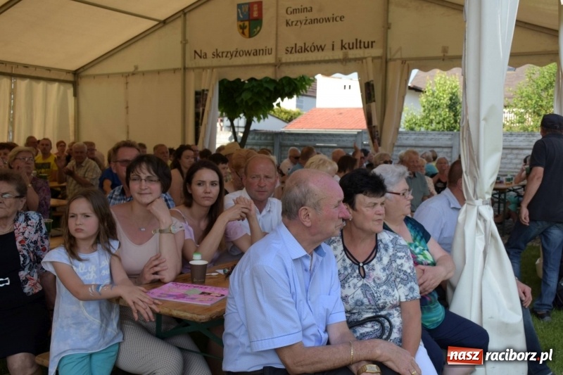 Zdjęcie w galerii na portalu naszraciborz.pl: Jest w orkiestrach dętych wielka siła. Przemarsz przez Tworków [WIDEO]  wiadomości z regionu