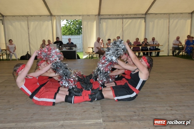 Zdjęcie w galerii na portalu naszraciborz.pl: Jest w orkiestrach dętych wielka siła. Przemarsz przez Tworków [WIDEO]  wiadomości z regionu