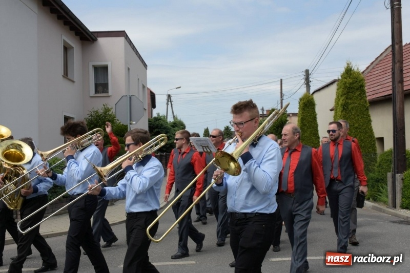 Zdjęcie w galerii na portalu naszraciborz.pl: Jest w orkiestrach dętych wielka siła. Przemarsz przez Tworków [WIDEO]  wiadomości z regionu