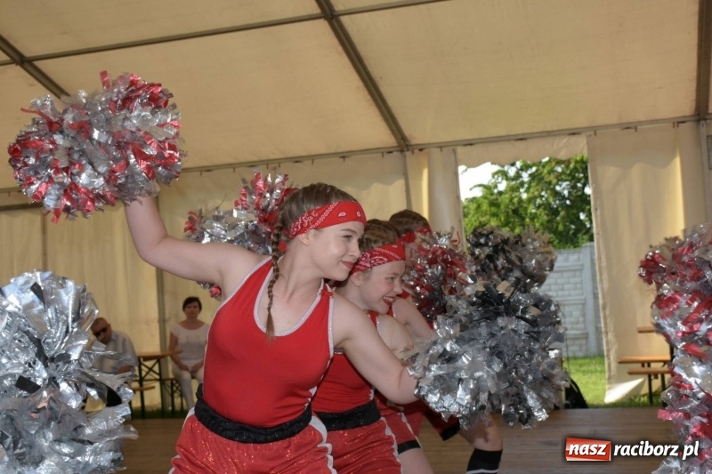 Zdjęcie w galerii na portalu naszraciborz.pl: Jest w orkiestrach dętych wielka siła. Przemarsz przez Tworków [WIDEO]  wiadomości z regionu