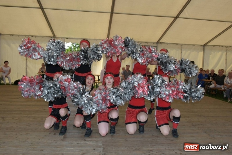 Zdjęcie w galerii na portalu naszraciborz.pl: Jest w orkiestrach dętych wielka siła. Przemarsz przez Tworków [WIDEO]  wiadomości z regionu