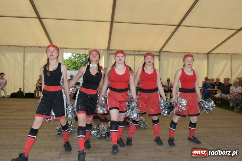 Zdjęcie w galerii na portalu naszraciborz.pl: Jest w orkiestrach dętych wielka siła. Przemarsz przez Tworków [WIDEO]  wiadomości z regionu