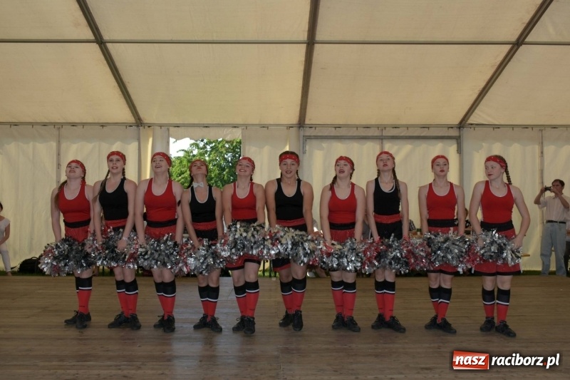 Zdjęcie w galerii na portalu naszraciborz.pl: Jest w orkiestrach dętych wielka siła. Przemarsz przez Tworków [WIDEO]  wiadomości z regionu