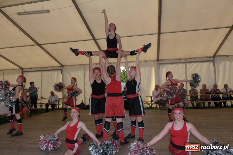 Zdjęcie w galerii na portalu naszraciborz.pl: Jest w orkiestrach dętych wielka siła. Przemarsz przez Tworków [WIDEO]  wiadomości z regionu