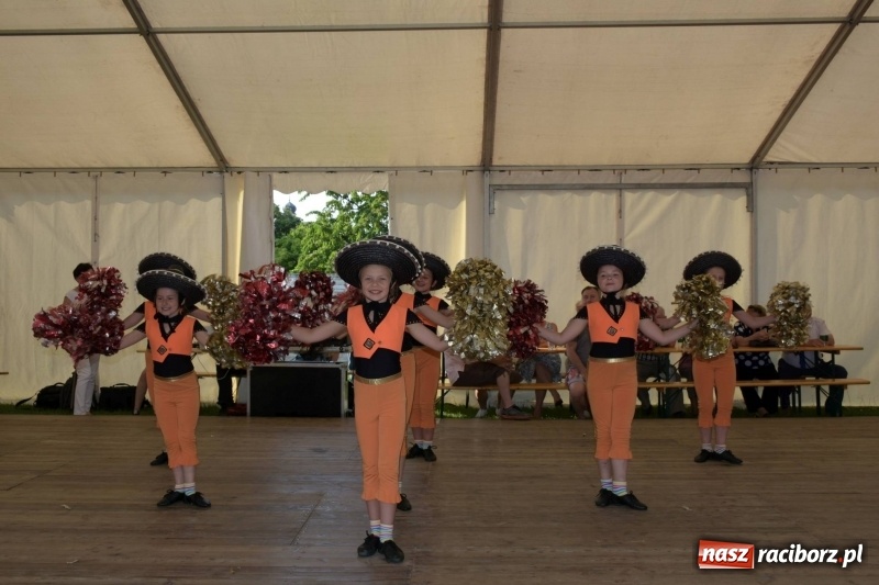 Zdjęcie w galerii na portalu naszraciborz.pl: Jest w orkiestrach dętych wielka siła. Przemarsz przez Tworków [WIDEO]  wiadomości z regionu