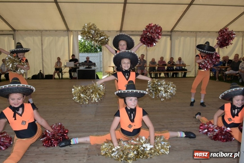 Zdjęcie w galerii na portalu naszraciborz.pl: Jest w orkiestrach dętych wielka siła. Przemarsz przez Tworków [WIDEO]  wiadomości z regionu