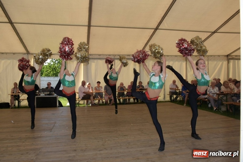 Zdjęcie w galerii na portalu naszraciborz.pl: Jest w orkiestrach dętych wielka siła. Przemarsz przez Tworków [WIDEO]  wiadomości z regionu