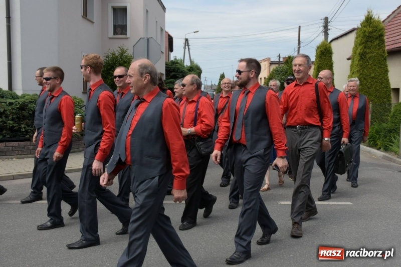 Zdjęcie w galerii na portalu naszraciborz.pl: Jest w orkiestrach dętych wielka siła. Przemarsz przez Tworków [WIDEO]  wiadomości z regionu