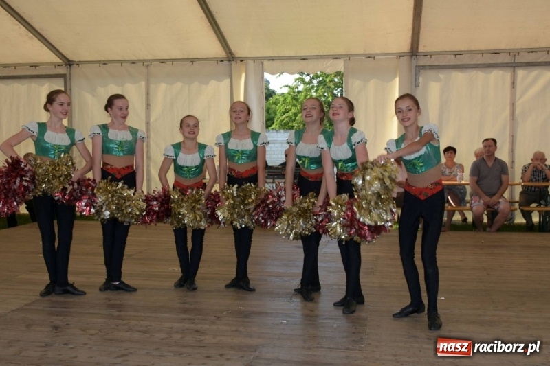 Zdjęcie w galerii na portalu naszraciborz.pl: Jest w orkiestrach dętych wielka siła. Przemarsz przez Tworków [WIDEO]  wiadomości z regionu