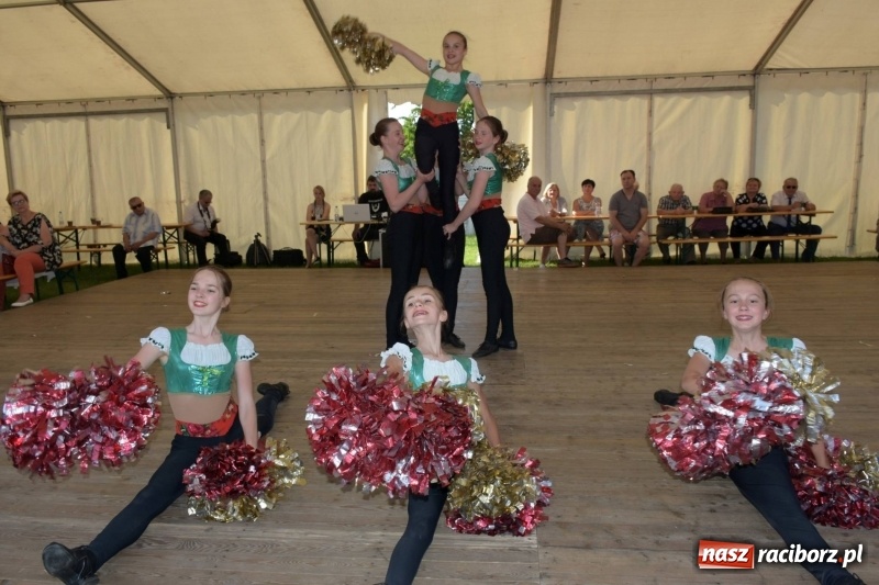 Zdjęcie w galerii na portalu naszraciborz.pl: Jest w orkiestrach dętych wielka siła. Przemarsz przez Tworków [WIDEO]  wiadomości z regionu