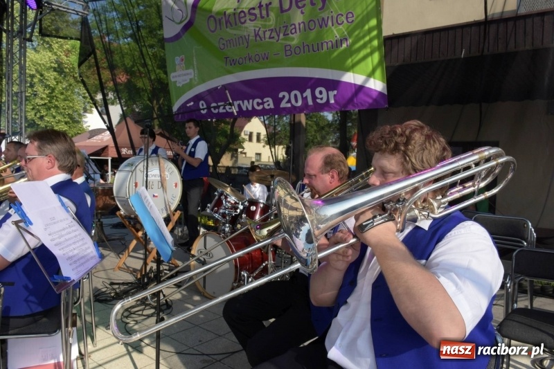 Zdjęcie w galerii na portalu naszraciborz.pl: Jest w orkiestrach dętych wielka siła. Przemarsz przez Tworków [WIDEO]  wiadomości z regionu