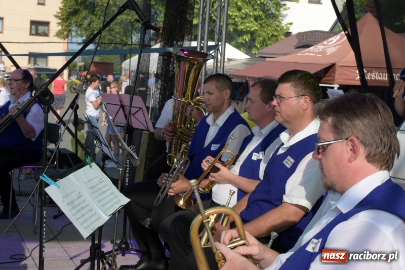 Zdjęcie w galerii na portalu naszraciborz.pl: Jest w orkiestrach dętych wielka siła. Przemarsz przez Tworków [WIDEO]  wiadomości z regionu