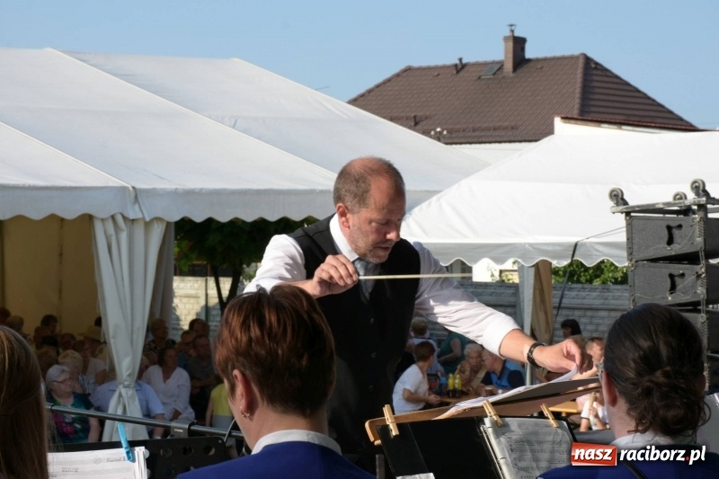 Zdjęcie w galerii na portalu naszraciborz.pl: Jest w orkiestrach dętych wielka siła. Przemarsz przez Tworków [WIDEO]  wiadomości z regionu