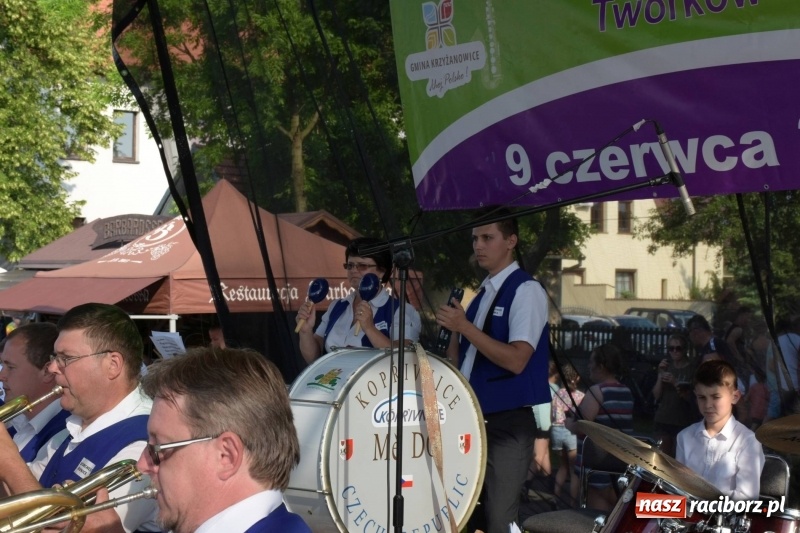 Zdjęcie w galerii na portalu naszraciborz.pl: Jest w orkiestrach dętych wielka siła. Przemarsz przez Tworków [WIDEO]  wiadomości z regionu