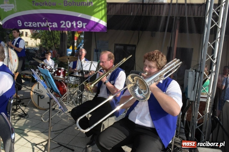 Zdjęcie w galerii na portalu naszraciborz.pl: Jest w orkiestrach dętych wielka siła. Przemarsz przez Tworków [WIDEO]  wiadomości z regionu