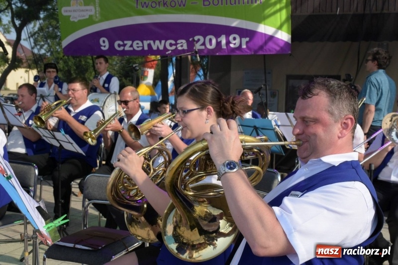 Zdjęcie w galerii na portalu naszraciborz.pl: Jest w orkiestrach dętych wielka siła. Przemarsz przez Tworków [WIDEO]  wiadomości z regionu