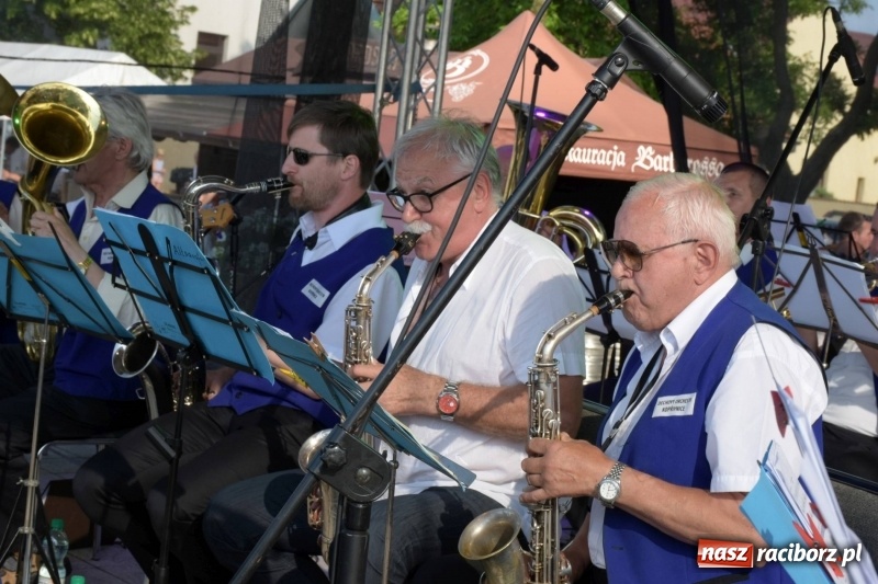 Zdjęcie w galerii na portalu naszraciborz.pl: Jest w orkiestrach dętych wielka siła. Przemarsz przez Tworków [WIDEO]  wiadomości z regionu