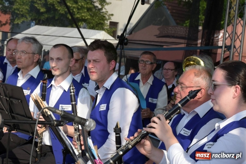 Zdjęcie w galerii na portalu naszraciborz.pl: Jest w orkiestrach dętych wielka siła. Przemarsz przez Tworków [WIDEO]  wiadomości z regionu