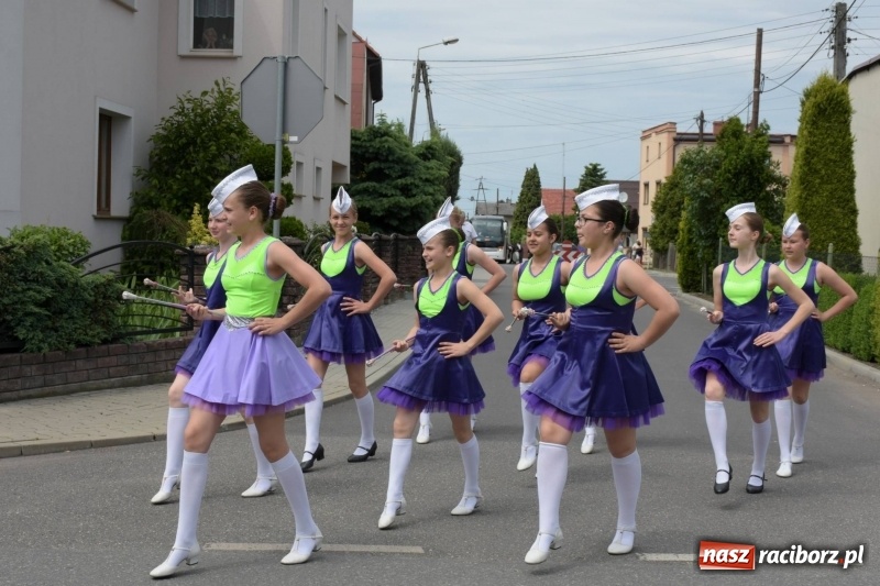 Zdjęcie w galerii na portalu naszraciborz.pl: Jest w orkiestrach dętych wielka siła. Przemarsz przez Tworków [WIDEO]  wiadomości z regionu