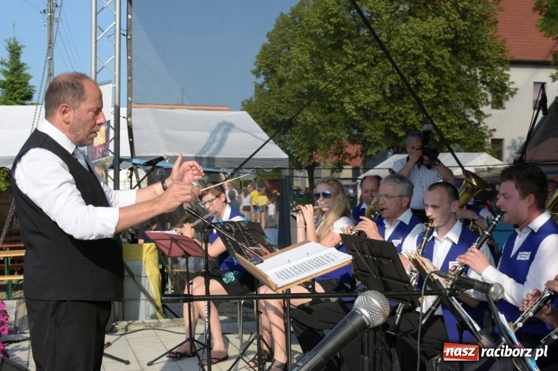 Zdjęcie w galerii na portalu naszraciborz.pl: Jest w orkiestrach dętych wielka siła. Przemarsz przez Tworków [WIDEO]  wiadomości z regionu