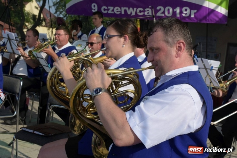Zdjęcie w galerii na portalu naszraciborz.pl: Jest w orkiestrach dętych wielka siła. Przemarsz przez Tworków [WIDEO]  wiadomości z regionu