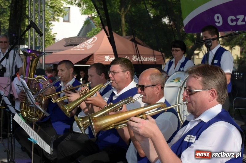Zdjęcie w galerii na portalu naszraciborz.pl: Jest w orkiestrach dętych wielka siła. Przemarsz przez Tworków [WIDEO]  wiadomości z regionu