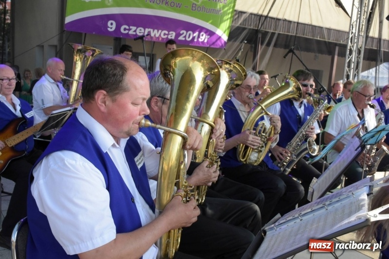 Zdjęcie w galerii na portalu naszraciborz.pl: Jest w orkiestrach dętych wielka siła. Przemarsz przez Tworków [WIDEO]  wiadomości z regionu