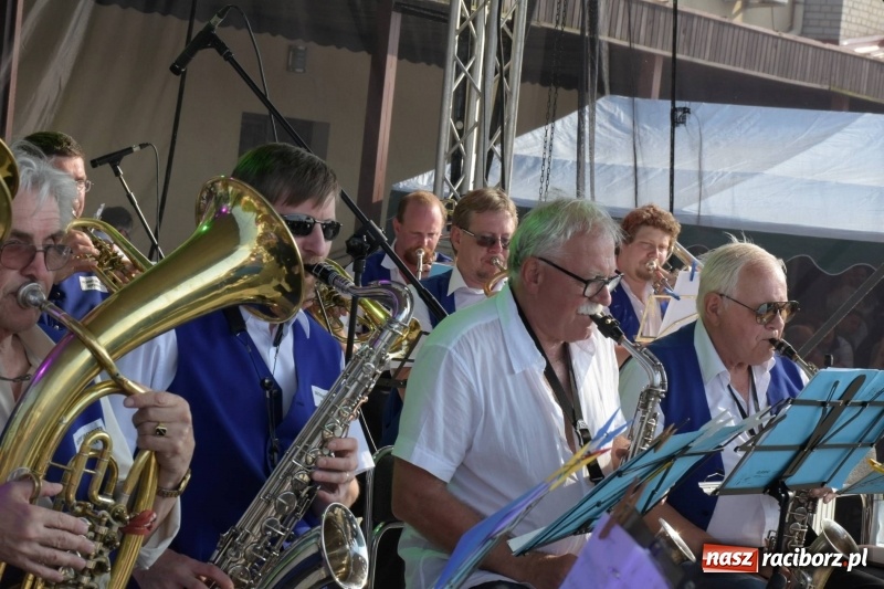 Zdjęcie w galerii na portalu naszraciborz.pl: Jest w orkiestrach dętych wielka siła. Przemarsz przez Tworków [WIDEO]  wiadomości z regionu