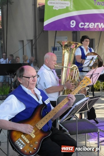 Zdjęcie w galerii na portalu naszraciborz.pl: Jest w orkiestrach dętych wielka siła. Przemarsz przez Tworków [WIDEO]  wiadomości z regionu