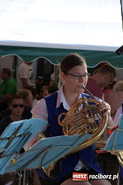 Zdjęcie w galerii na portalu naszraciborz.pl: Jest w orkiestrach dętych wielka siła. Przemarsz przez Tworków [WIDEO]  wiadomości z regionu