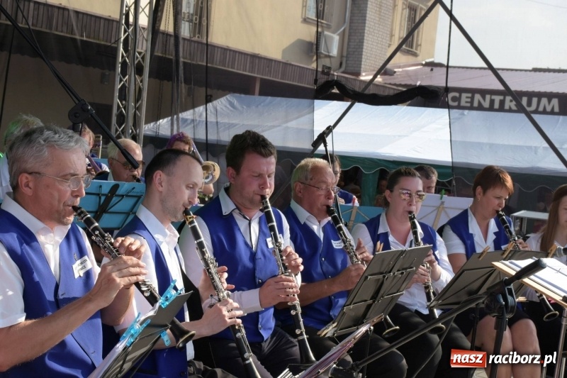 Zdjęcie w galerii na portalu naszraciborz.pl: Jest w orkiestrach dętych wielka siła. Przemarsz przez Tworków [WIDEO]  wiadomości z regionu