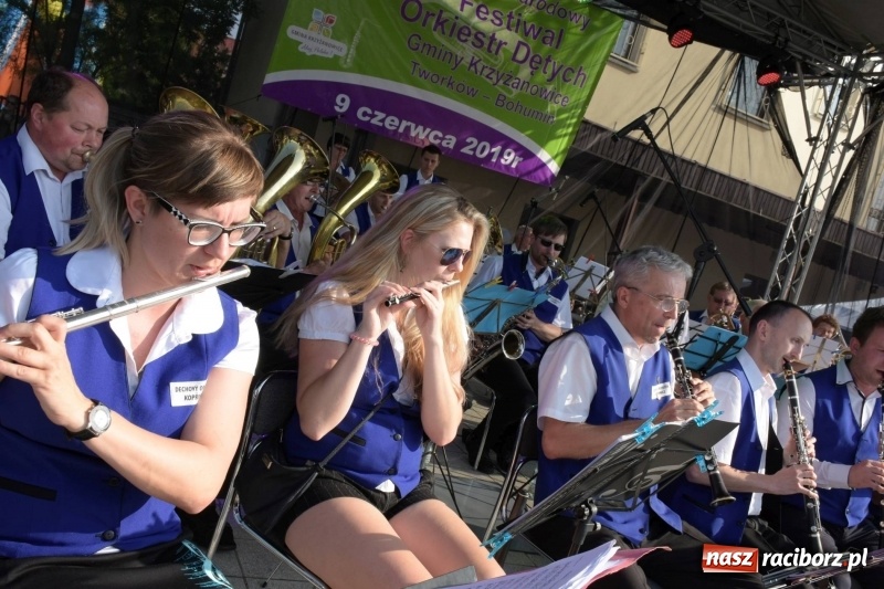Zdjęcie w galerii na portalu naszraciborz.pl: Jest w orkiestrach dętych wielka siła. Przemarsz przez Tworków [WIDEO]  wiadomości z regionu