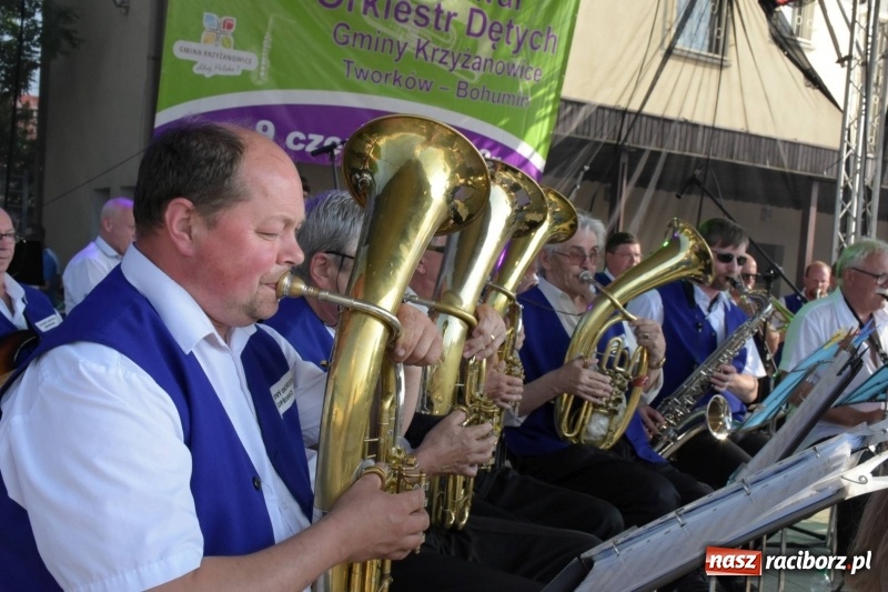 Zdjęcie w galerii na portalu naszraciborz.pl: Jest w orkiestrach dętych wielka siła. Przemarsz przez Tworków [WIDEO]  wiadomości z regionu